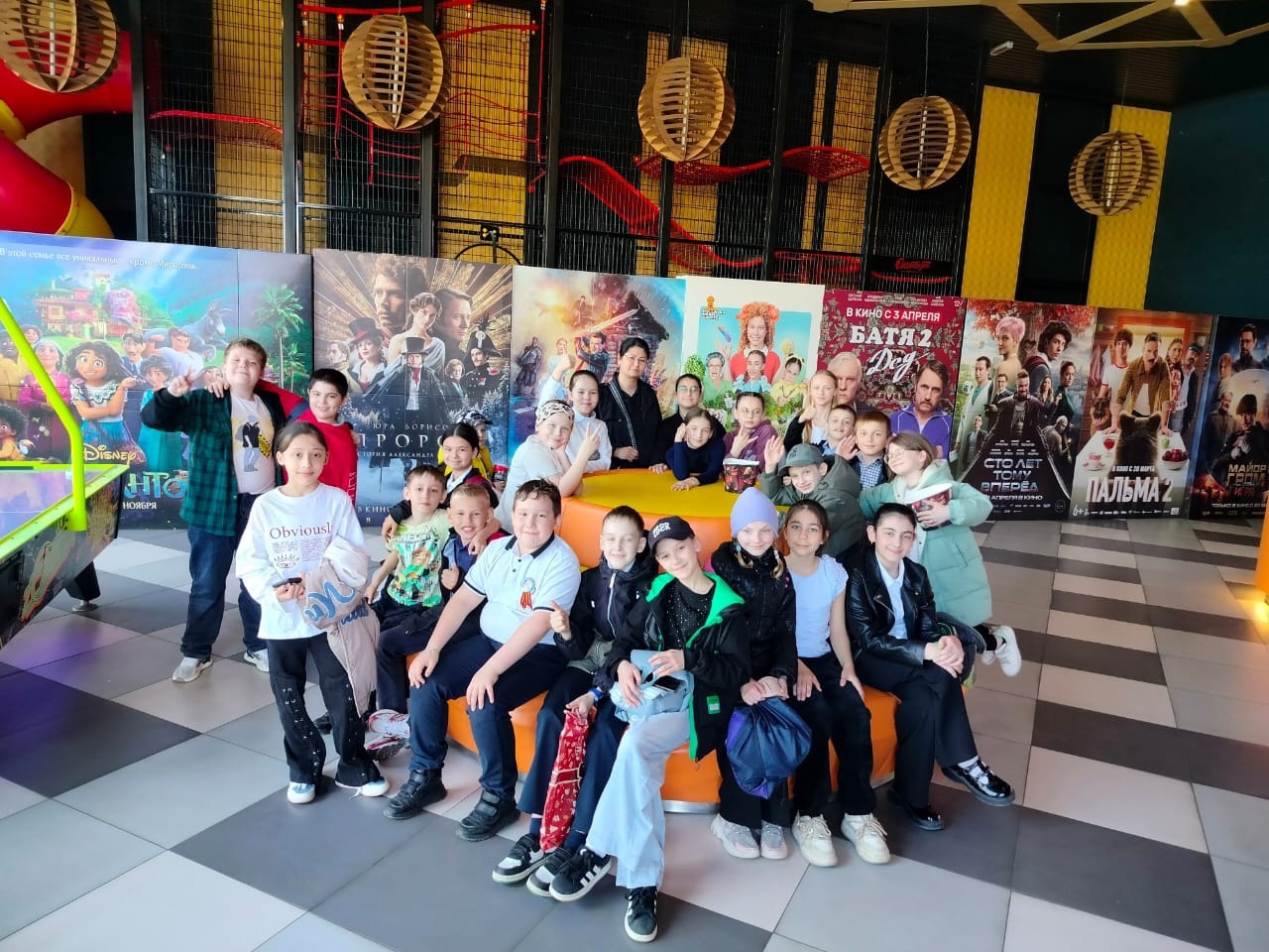 4г в кинотеатре.